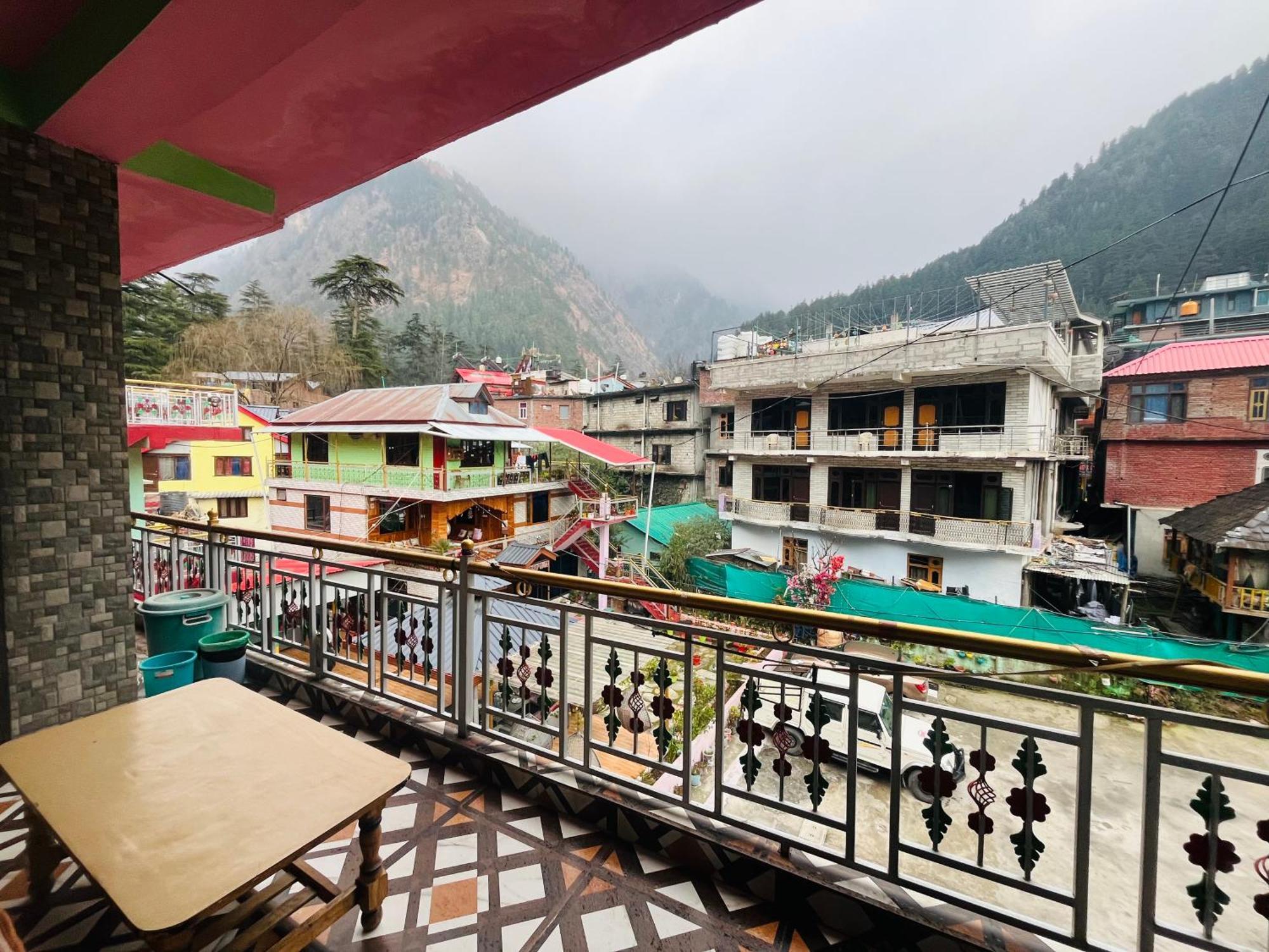 Russian Unit Kasol By Valley Esterno foto