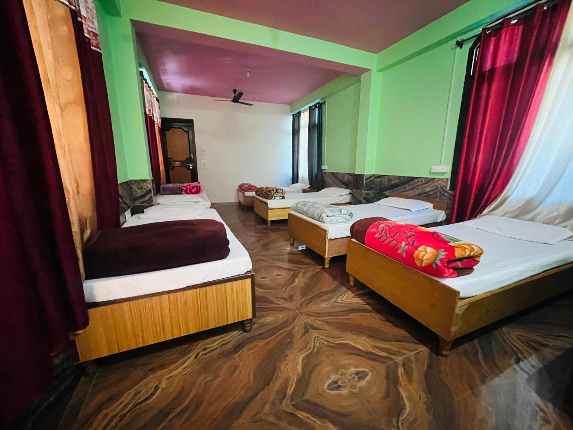 Russian Unit Kasol By Valley Esterno foto