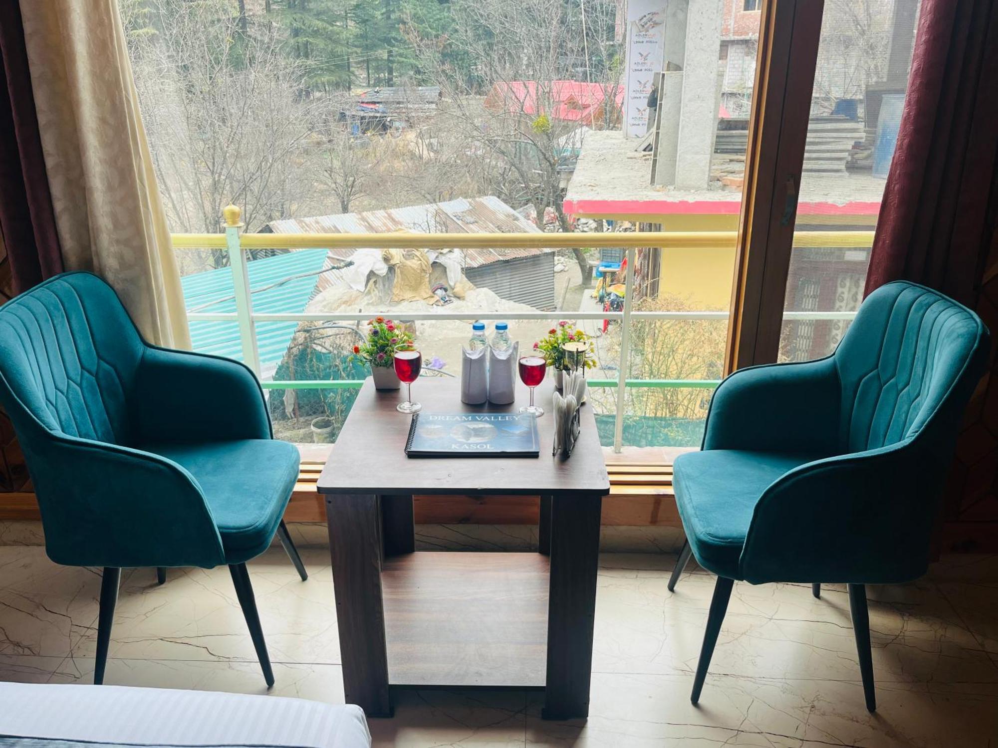 Russian Unit Kasol By Valley Esterno foto